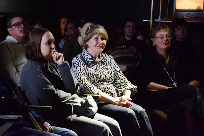 Небольшой зал музея «Средиземье» в Иркутской областной библиотеке имени Молчанова-Сибирского быстро наполнился зрителями.