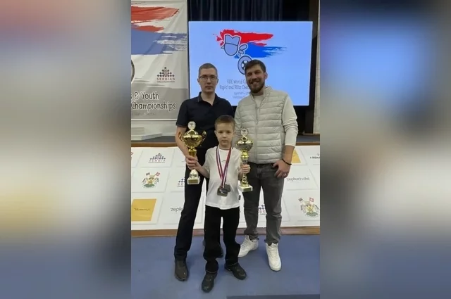 Спустя три года он стоял на вершине пьедестала в Сербии с золотой медалью чемпиона мира по блицу.