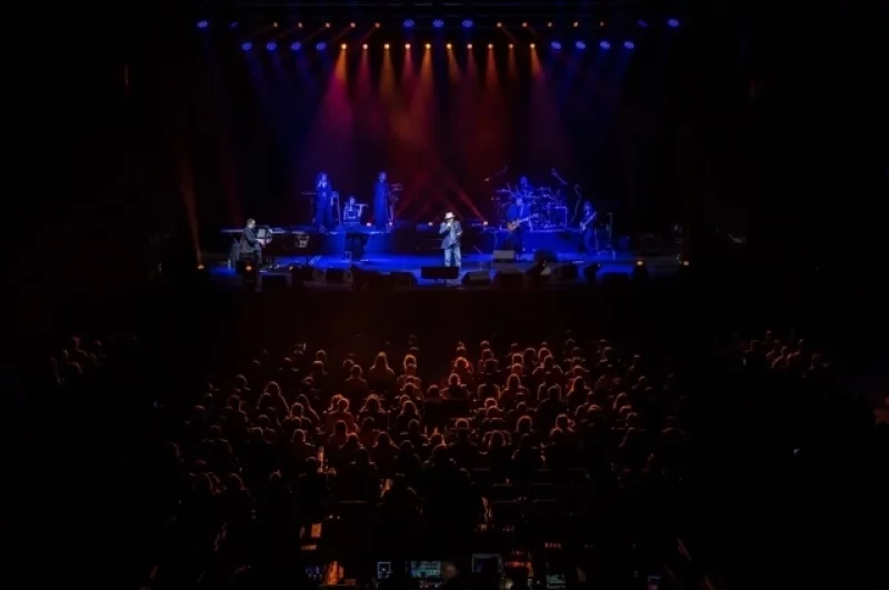 Он исполнил свои хиты Felicità и Sharazan.