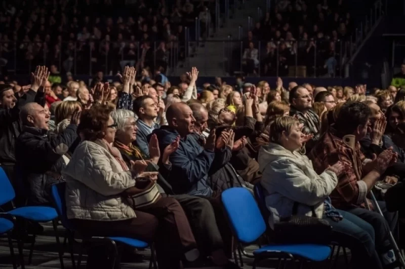 он приезжает в нашу страну уже 40 лет.