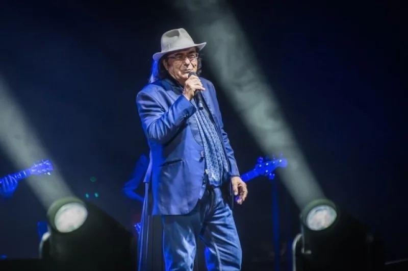 Маэстро всегда поёт вживую.