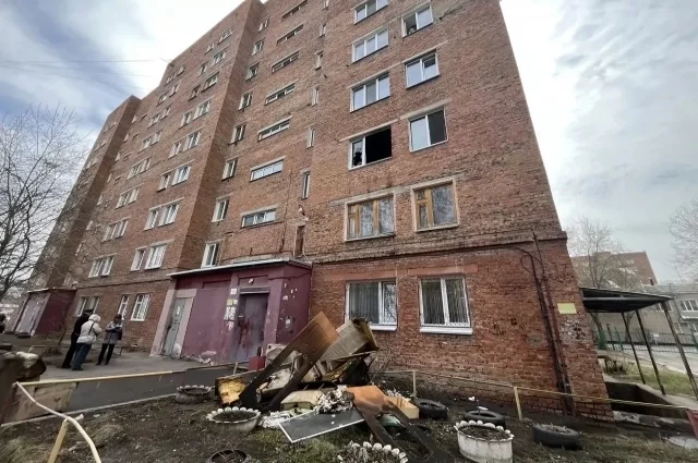 Выбиты окна, на лужайке у подъезда лишь огарки мебели