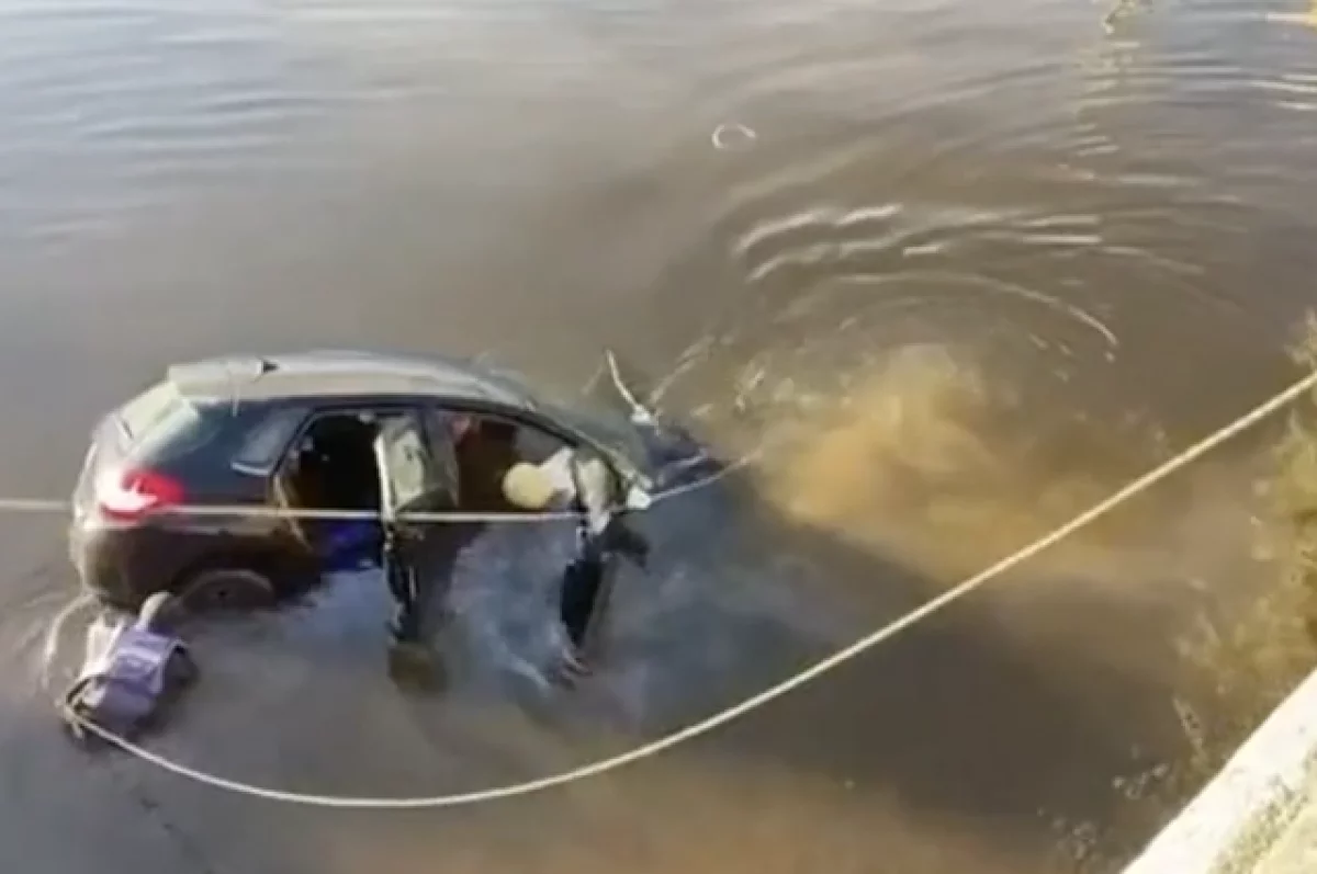 Появились кадры авто, которое вылетело в воду вместе с людьми в Петербурге