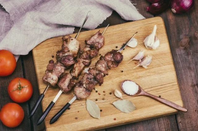Маринование мяса перед жаркой снижает образование ГЦА на 90 %, и это не маркетинговый миф, а результат нескольких независимых исследований. 