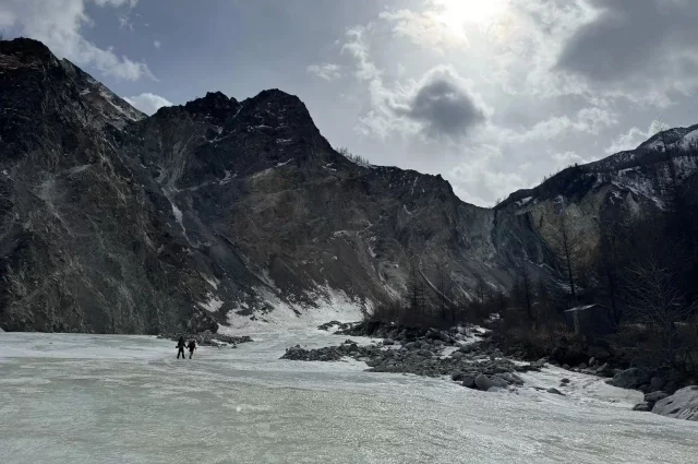 20 апреля группа дошла до вершины и начала спускаться вниз, разбившись на связки