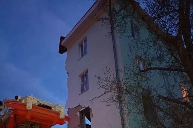 В четырехэтажном доме рухнул целый подъезд.