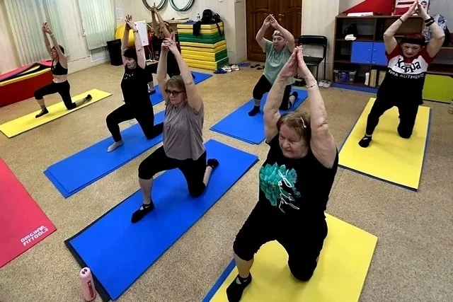 Серебряные волонтёры начинают каждое утро с зарядки.