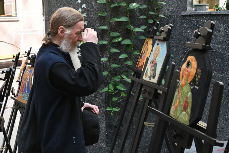 На них изображены образы Иисуса Христа, Богоматери, святых Николая Чудотворца и Пантелеймона Исцелителя.