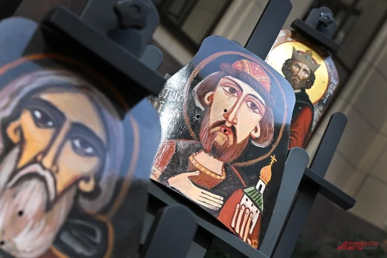 Часть работ посвящена святым русской православной Церкви: Дмитрию Донскому, Александру Невскому, адмиралу Федору Ушакову.