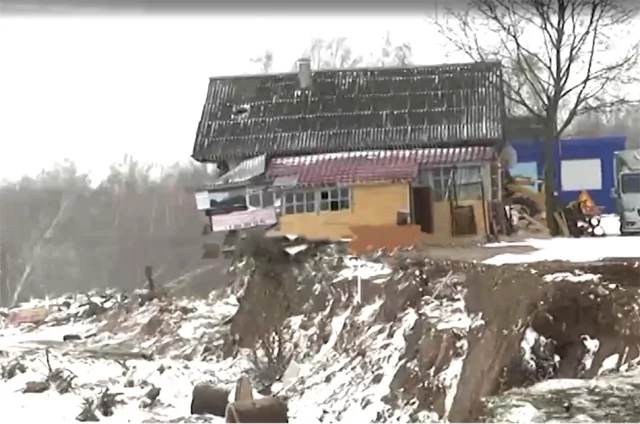 Некоторые дома просто нависли над бездной.