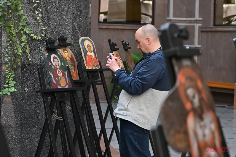  Мощные дыры от пуль на отдельных бронелистах свидетельствуют о действительно чудесном спасении наших бойцов: дыры сквозные, а солдаты выжили.