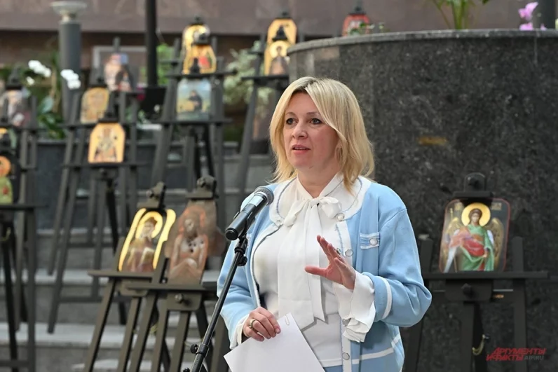 «Вроде бы такая брутальная тяжелая вещь как бронежилет, пройдя такую непростую, страшную историю, стал материальным свидетельством защиты человека, на нем лики тех, кто является нашими защитникам, невидимыми, кто всегда стоит за нами и нам помогает», - отметила официальный представитель МИД РФ Мария Захарова, открывая экспозицию.