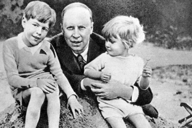 Композитор Сергей Прокофьев с сыновьями Святославом и Олегом (справа). 1930 г.