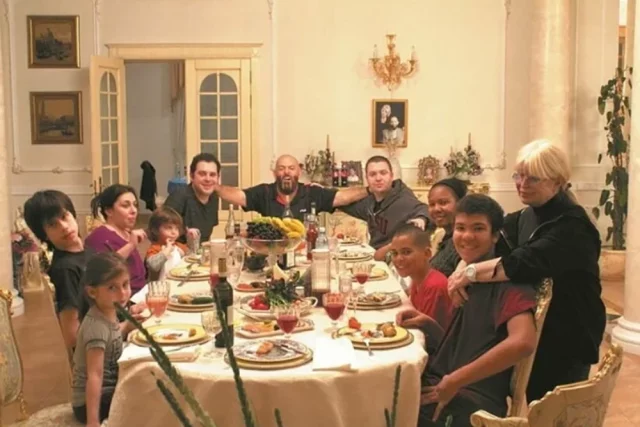 Михаил Шуфутинский с семьей.