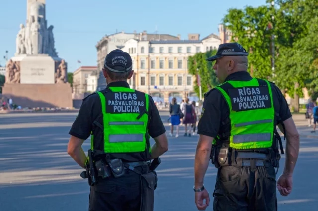 Латвийские силовики по указанию властей начали поквартирные обходы русскоязычных граждан.