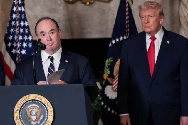 В среду президент Дональд Трамп отправил в отставку министра военно-морских сил США Джона Фелана (справа).