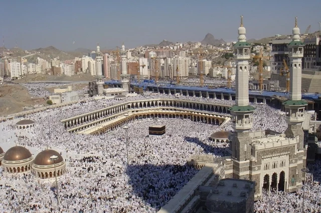 Хадж совершают с 8-го по 13-е число мусульманского месяца зуль-хиджа.