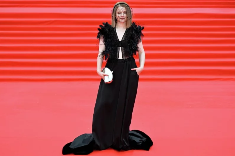 Актриса Ксения Суркова на красной дорожке.