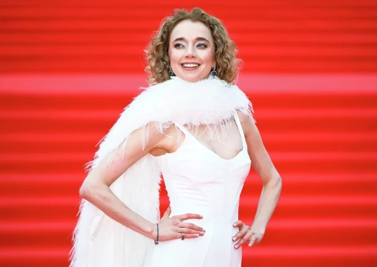 Актриса Алена Чехова на красной дорожке.