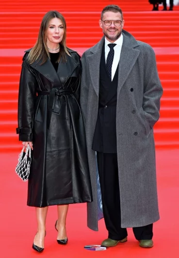 Актер Владимир Яглыч с супругой Антониной Паперной на красной дорожке.