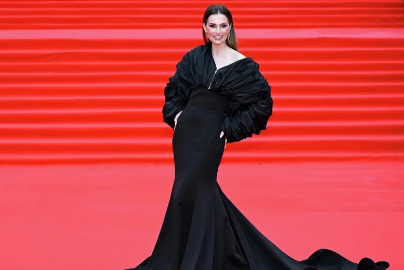 Актриса, певица Александра Савельева на красной дорожке перед церемонией закрытия 48-го Московского международного кинофестиваля в Москве.