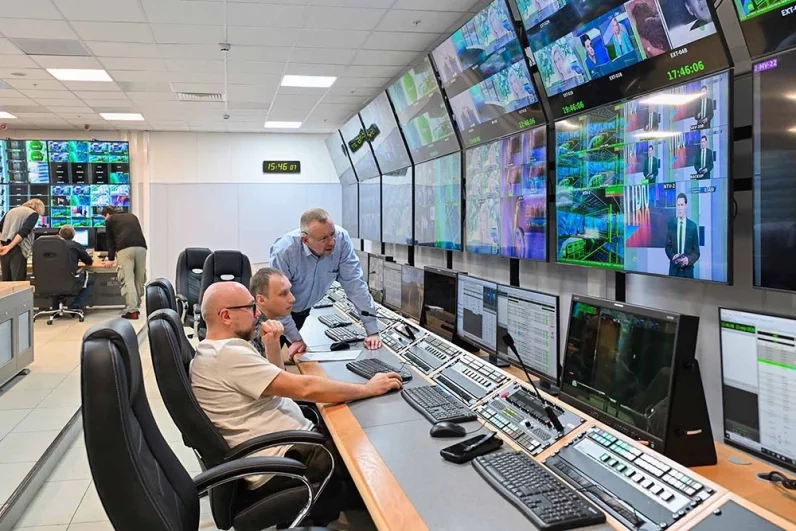 Автоматизированный комплекс обеспечивает вещание на 9 часовых поясах. Система работает на базе столичного ПО и искусственного интеллекта.