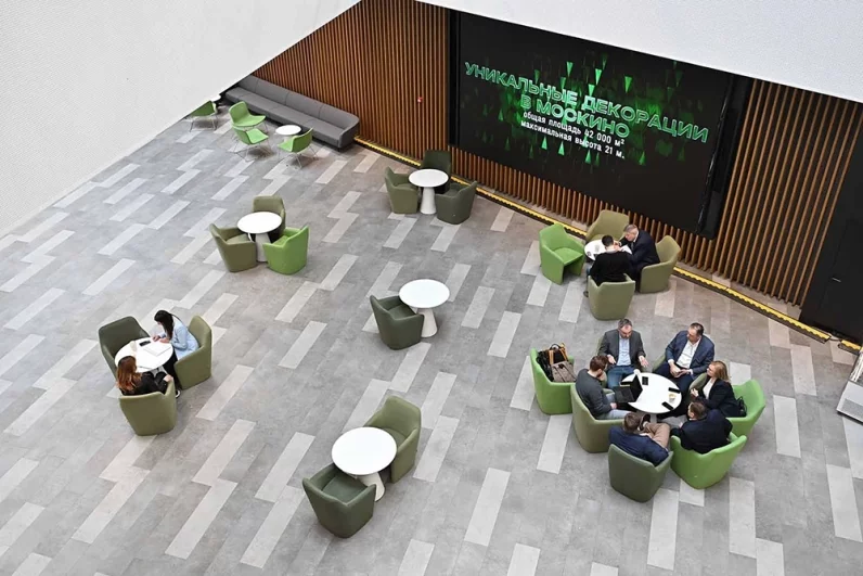 Пространство спроектировано так, чтобы объединить офисные зоны, коворкинги и студийные павильоны.