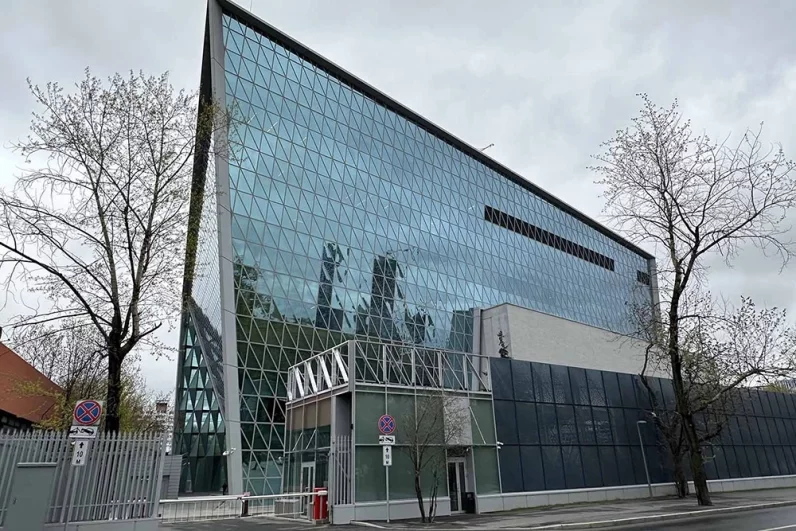 Футуристичный вид нового технопарка НТВ на Новомосковской улице. Архитектура в форме кристалла со сплошным витражным остеклением стала новым украшением района Останкино.