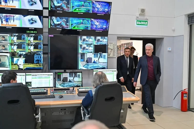 Мэру показывают камеры и системы управления от московских производителей. Столица активно внедряет импортозамещение в сфере ТВ-вещания.
