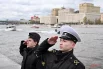 Курсанты Академии водного транспорта Российского университета транспорта во время поднятия флага Российской Федерации.