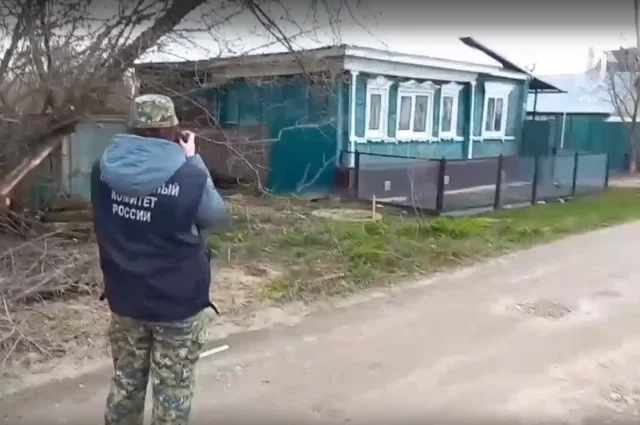 В своём доме погибли хозяйка и её годовалый ребёнок. Подозреваемый - скрылся. 