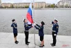 Курсанты торжественно поднимают флаг под Гимн Российской Федерации, который исполнили Подольская и Газманов.