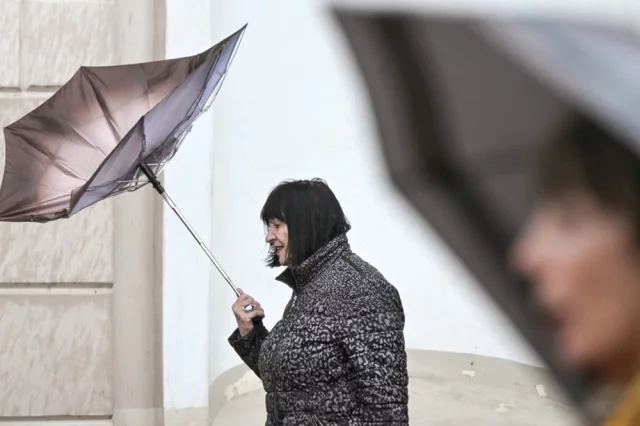 Зима катастрофически не хочет уходить из города.