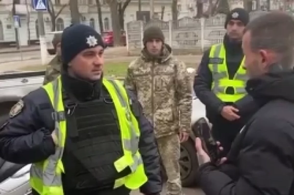 В Виннице женщина запрыгнула на капот машины ТЦК, пытаясь отбить мужа