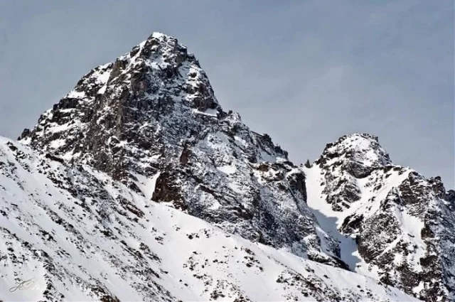 Участники группы из семи человек пострадали на пике Конституции