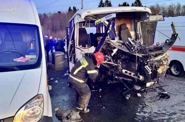 Передняя часть автобуса почти полностью уничтожена.