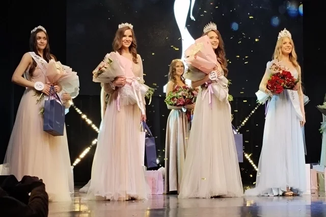 В голубом платье - победительница Анастасия Медведева. 