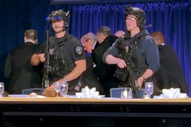 Сотрудники Секретной службы США вывели президента Дональда Трампа с торжественного ужина в отеле Washington Hilton из-за стрельбы.