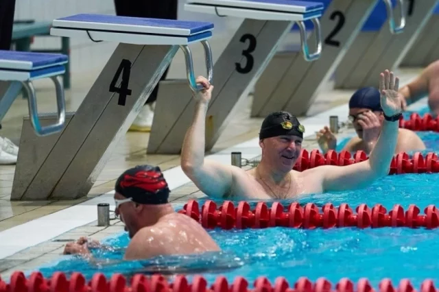 Губернатор принял участие в соревнованиях по плаванию. 