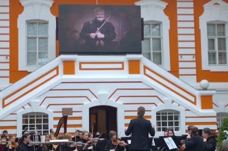 На церемонии прощания звучал оркестр.