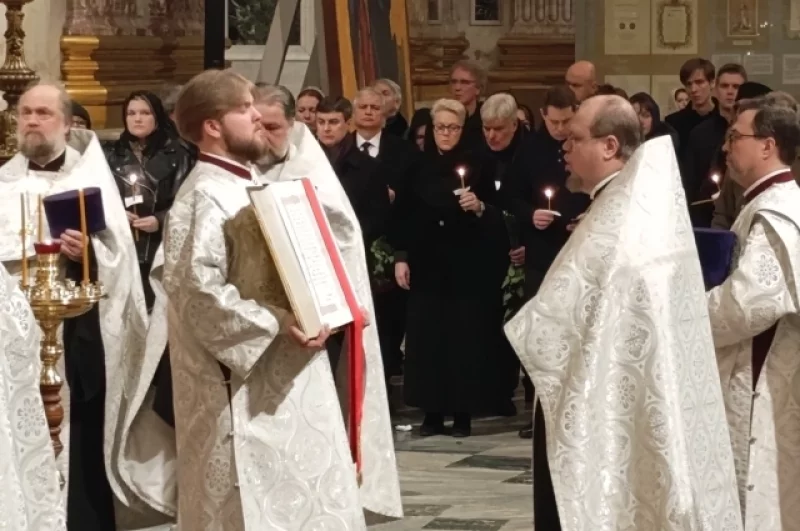 На отпевании музыканта присутствовали около сотни человек.