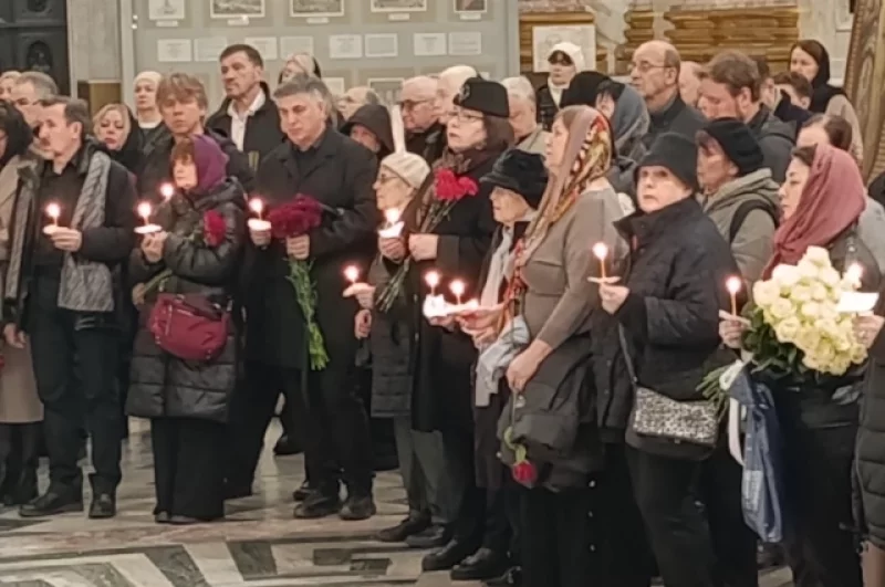Отпевание Сергея Стадлера началось в 10.30 в Исаакиевском соборе - церемонию провели по благословению митрополита Варсонофия.