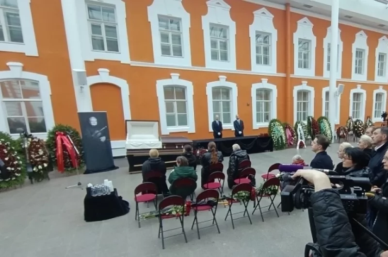 Родственники дирижера возле гроба.