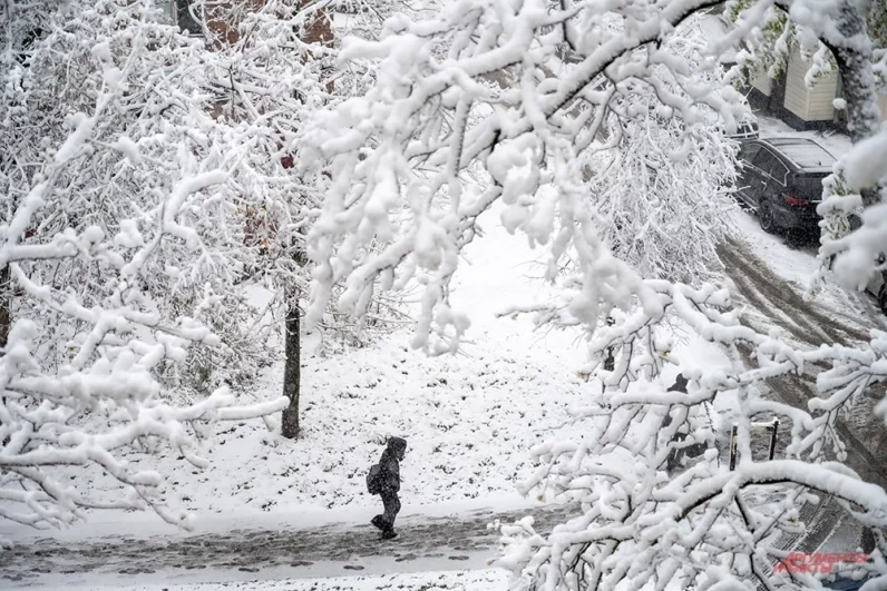 Температура в столице рухнула на 5 градусов ниже нормы, превращая дождь в плотный снегопад.