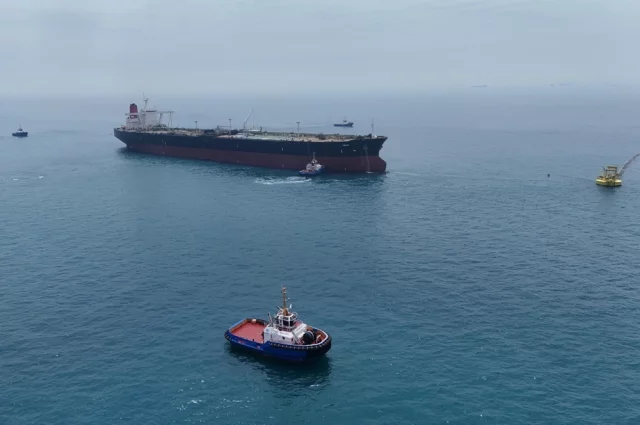 Танкер, стоящий на якоре в Ормузском проливе.