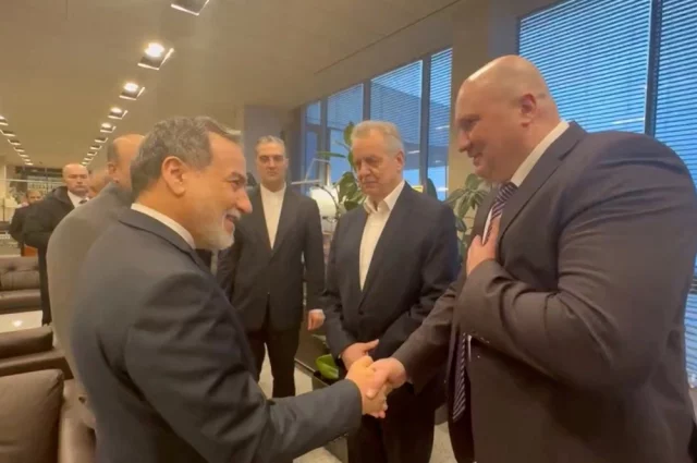 Министр иностранных дел Ирана Аббас Аракчи прибыл в Санкт-Петербург на переговоры с президентом России Владимиром Путиным.