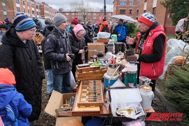 На блошином рынке продавались самые неожиданные вещи.