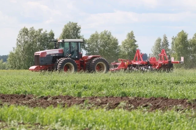 Жители сёл рассказывают, что молодые люди не хотят работать в колхозах и поднимать целину.