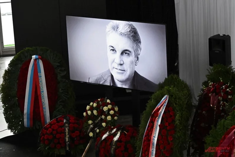 Церемония прощания с телеведущим Алексеем Пимановым в Москве. 