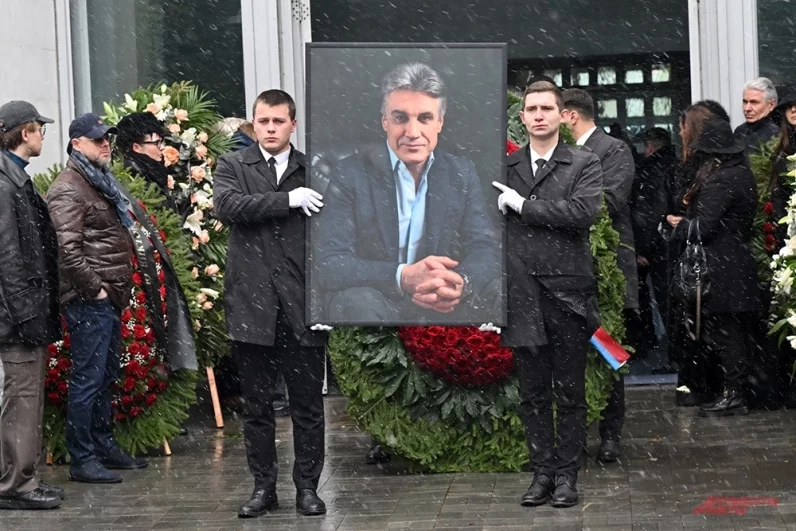 Церемония прощания с телеведущим Алексеем Пимановым в Москве. 